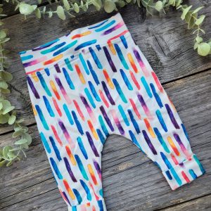 Broekje gekleurde streepjes